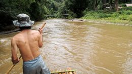 Descente de rivière sur radeau de bambous en Thailande